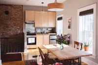Decorah House- Airy, modern, full of natural light, 5 blocks to downtown