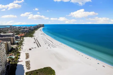 5 Minute Walk to Beach & JW Marriott, Fantastic SW Pool Exposure, Designer Home Отели рядом с достопримечательностью «Парк Каксамбас Бот»