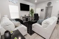 Edmond Oasis: Luxury Retreat w/ Massage Chair and Infinity Game Table Hotel a Edmond