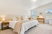 Dreamy retreat with golf course & lake views, near beach & boat launch amenities