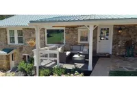 Cozy, stylish, country studio minutes from downtown Waynesville.