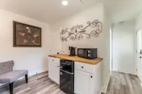 Charming guest studio in the heart of Liberty Hill Hotels in Liberty Hill