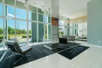 Penthouse Condo, minutes from Downtown & from the Beach