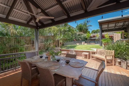 "Summer Salt Sunshine + Pets & HEATED POOL 150m to the beach!