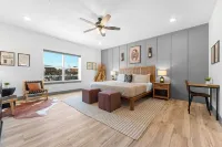 New! LAZY RIVER & Pools, Lake View, Game Room, Theater Room, Hot Tub, Fire Pit Hotel a Pine B Township