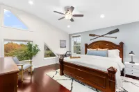 Wolf Run Lodge - Luxury 8bed/4bath. Hot Tub, Game Room, steps from lake/pool