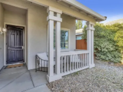 Charming 3-bedroom home, popular Broadstone area, walk to shops & park, WiFi, AC Hoteles en Folsom