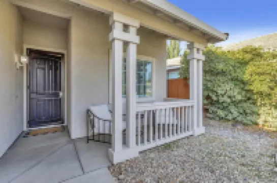 Charming 3-bedroom home, popular Broadstone area, walk to shops & park, WiFi, AC