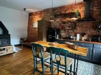 Cozy 1-studio apartment, industrial modern in charming Reading with WiFi, AC