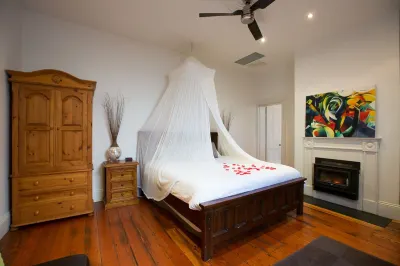 Open Fire and Spa Bath Indulgent and Luxury Villa Hotels near Strathalbyn Soldiers Memorial Gardens