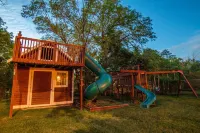 Charlevoix Family Home ~  in Town Home, Newly Renovated, Fire Pit, Hot Tub!!!