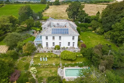 Fowey Apartment With Outdoor Pool And Gardens In Historic Mansion House