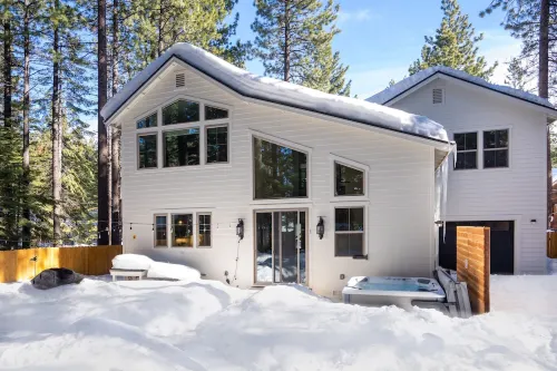 Luxurious Tahoe Escape: Hot tub, Arcade, Fireplace, and more+