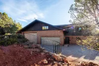 A large luxury red rock escape. Minutes from hiking! Pool, hot tub, and yoga