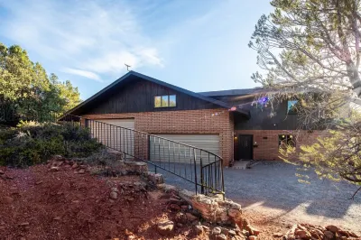 A large luxury red rock escape. Minutes from hiking! Pool, hot tub, and yoga Hotel a 