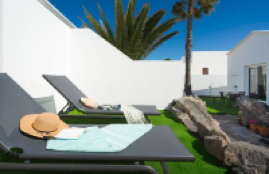 Luxurious A2 in a Small Complex with Communal Pool 100m from the Sea