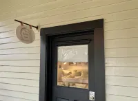 Charming recently renovated bungalow in historic downtown Navasota with WiFi, AC Hotels in Navasota