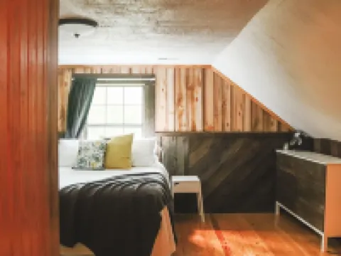 Gorgeous 5 Bedroom Log Home Less Than 5 Minutes From Chaumette And Charleville. Hotels in Ste. Genevieve County