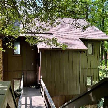 Wonderful view 2/2 villa. A block away from the Blue Ridge Parkway. 2 balconies!
