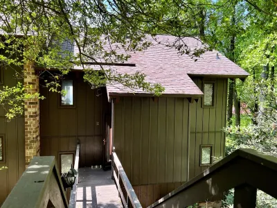 Wonderful view 2/2 villa. A block away from the Blue Ridge Parkway. 2 balconies! Hotels in 