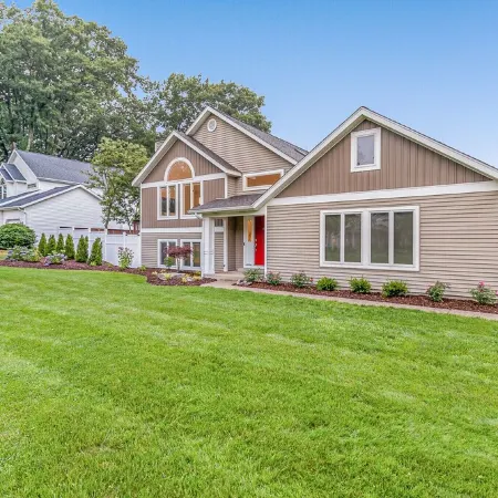 Beautiful home, quiet neighborhood w hot tub. Close to shopping, beach & trails.
