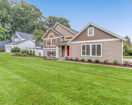 Beautiful home, quiet neighborhood w hot tub. Close to shopping, beach & trails. Hotels in Park Township