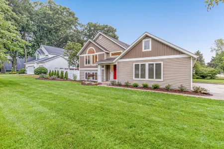 Beautiful home, quiet neighborhood w hot tub. Close to shopping, beach & trails.