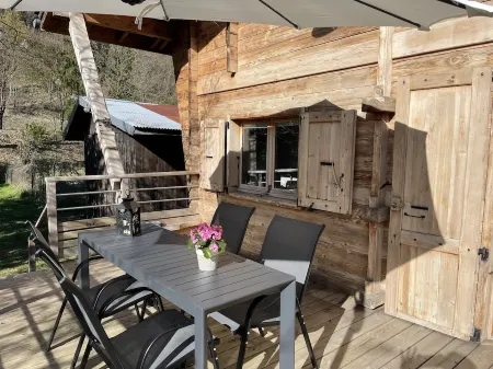 Chalet near hiking trails and Lake Annecy greenway Отели в г. Фаверж