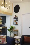 Downtown Vaulted Luxe Haus-near Napa. Walk Downtown. Pet-Friendly!