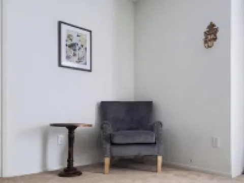 Cozy Pet-Friendly Retreat, Seasonal Pool & Fireplace, Sleeps 10 クリーバーンのホテル