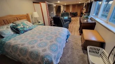 Private entrance/space. Peaceful getaway. Close to events. Hotels near Blain's Farm & Fleet - Dubuque, Iowa