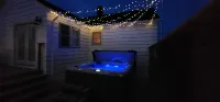 Hot Tub House Kipling Cottages Deck Fire Pit Sauna 2 bed/ 1 bath Smart TVs WiFi Hotels in Brampton Township