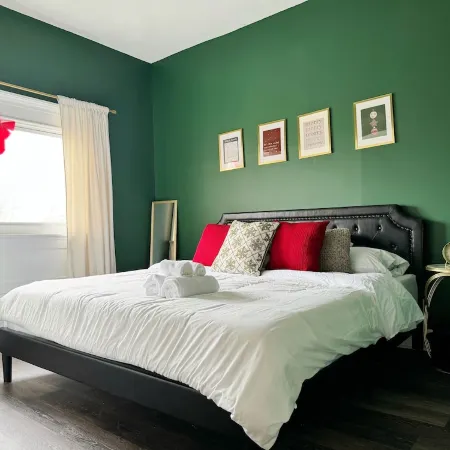 Downtown Spacious Apt with king bedroom, Formal Dining, and balcony!