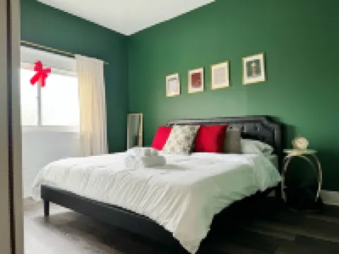 Downtown Spacious Apt with king bedroom, Formal Dining, and balcony!