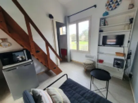 Charming T1 completely renovated, with large terrace, in the heart of Giens. Hotels in Giens