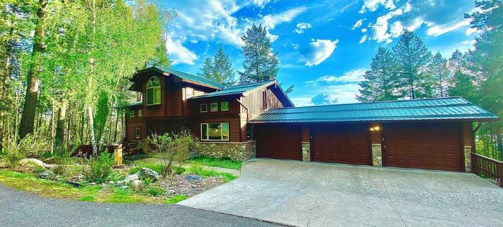 Big Mountain Treehouse!  Beautiful cabin home w/ SPECTACULAR views of Lake Hotéis em Whitefish