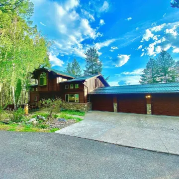 Big Mountain Treehouse!  Beautiful cabin home w/ SPECTACULAR views of Lake