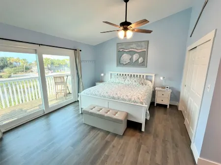 Cape Happy Hour on pond w/Gulf View: 115 steps to beach and beachfront pool