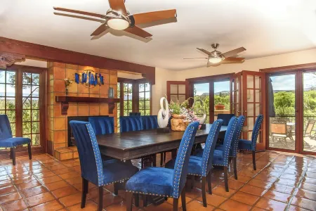 Majestic Escape: Oak Creek Waterfront! Pool, Spa, Sauna, Gym, Sleeps 22! Отели рядом с достопримечательностью «Хорсин Араунд Адвенчерс Седона»