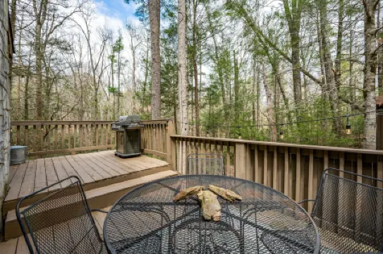 Smoke Rise is a Modern Upscale Cabin with a Garage, Minutes from National Park!