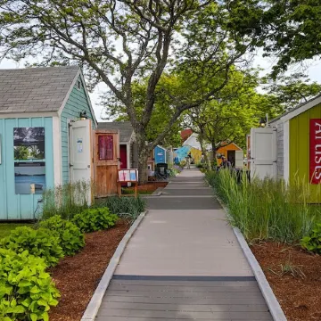 Charming Cottage in Hyannis Walk to Downtown, Beach, Harbor, Pet Friendly Fence