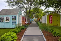 Charming Cottage in Hyannis Walk to Downtown, Beach, Harbor, Pet Friendly Fence فنادق في Barnstable