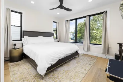 Luxury rowhouse w/parking - centrally located Hotels in Fort Totten-Upper Northeast