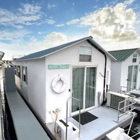 Aqua Lodge Houseboat "Yellow Tail "