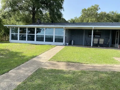 Experience tranquility in this spacious 4- bedroom house on Lake D'Arbonne.