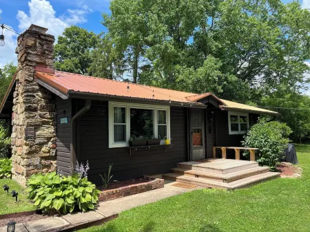 Bean’s Place - Adorable ridge top cabin five miles from Ohio University!