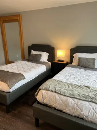 Beautiful and modern 3 Bedroom 2 full BR. Отели рядом с достопримечательностью «Хилсайд Скул»