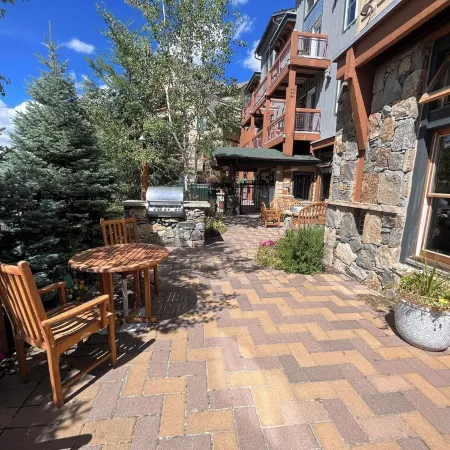 Best deck view of River Run ski slope 1 min walk to gondola/village 2 bed 2 bath