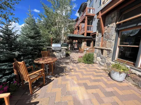 Best deck view of River Run ski slope 1 min walk to gondola/village 2 bed 2 bath