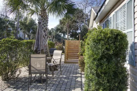 1 Block to THE MOTHER SEA.  Super easy and quick walk.